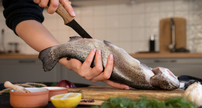 Секрет чистки рыбы от испанских домохозяек: чешуя не будет разлетаться по кухне