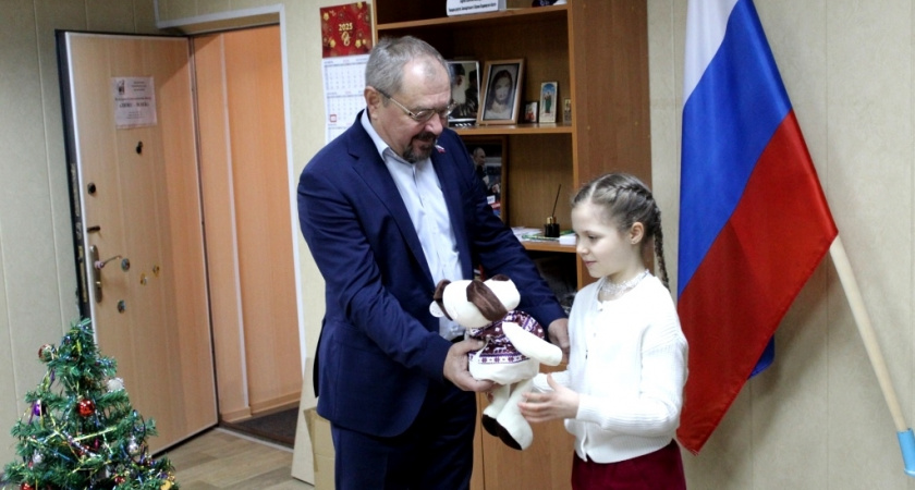 Приемная ЕР стала резиденцией Деда Мороза