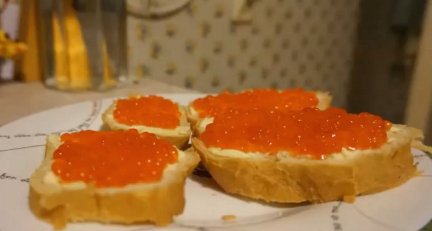 Врачи предупреждают россиян об опасности бутербродов с икрой: как может навредить популярная новогодняя закуска?