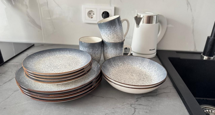 Жирную посуду нужно мыть без горячей воды: 5 дешёвых способов, которые реально работают