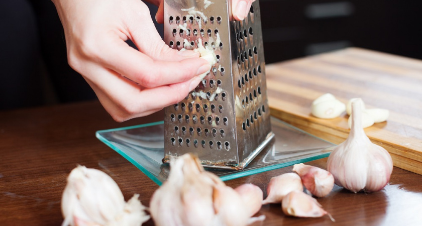 Секрет хозяек: не можете отмыть руки от чеснока -  эти ингредиенты быстро решат проблему