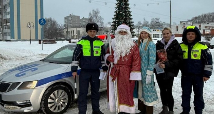 В Радужном сотрудники ГАИ вышли на патруль в образах Деда Мороза и Снегурочки