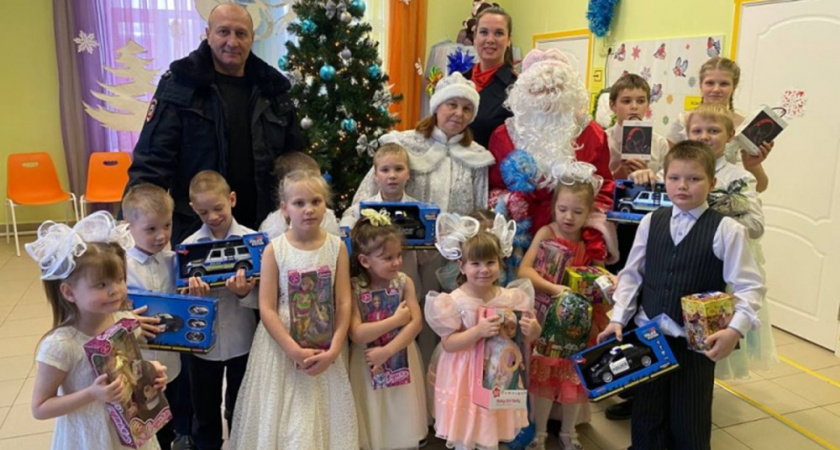 Полицейский Дед Мороз поздравил детей и водителей во Владимирской области