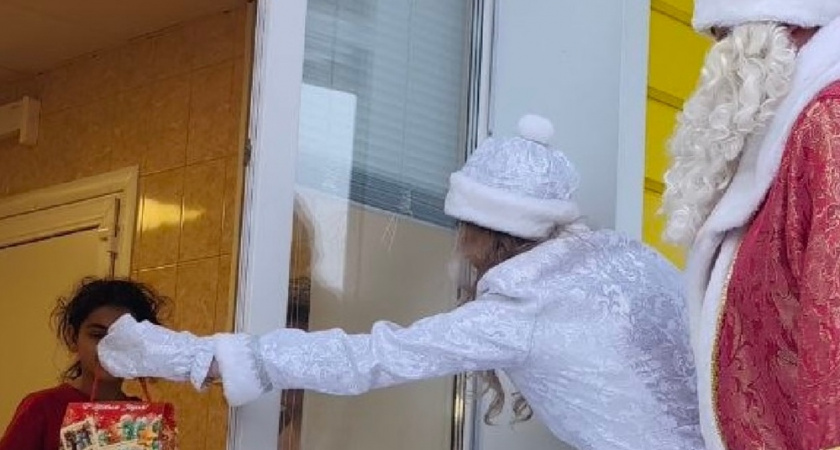 Дед Мороз и Снегурочка навестили детей в Камешковской больнице