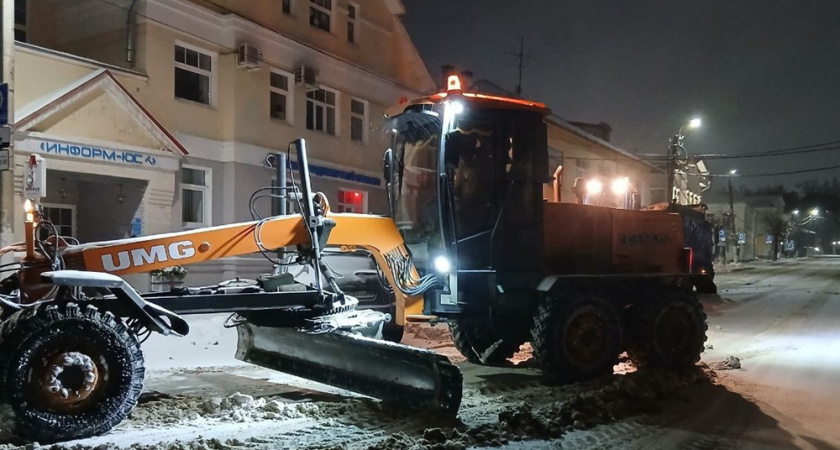 Припаркованные машины мешают коммунальщиками чистить улицы Владимира от снега