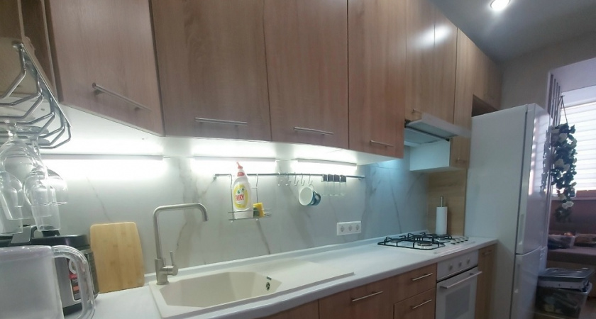 Фартук из плитки устарел: 3 свежих и практичных способа защитить стену на кухне