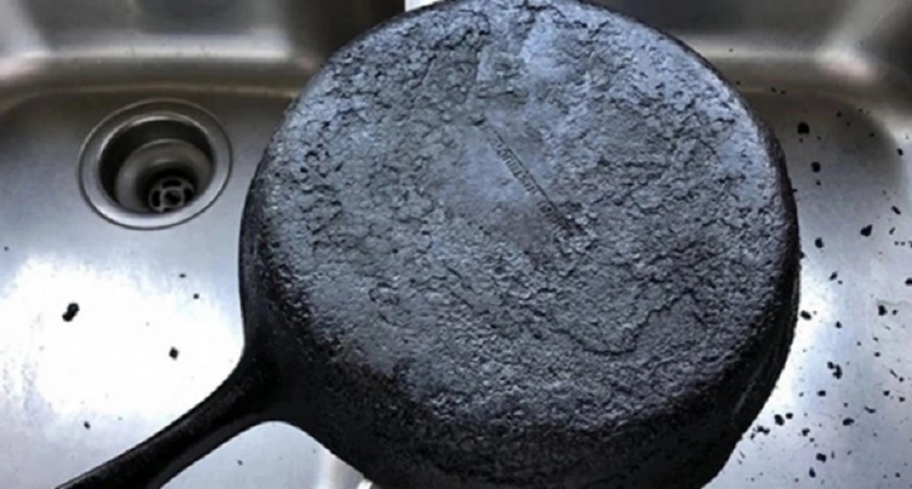 3 минуты — и как новая: блогер показал, как убрать нагар со сковородки с помощью копеечного средства 