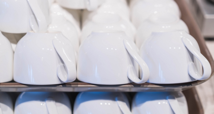 Стаканы и чашки храню перевёрнутыми, научили однажды — теперь всегда так делаю: хитрость для чистой и уютной кухни