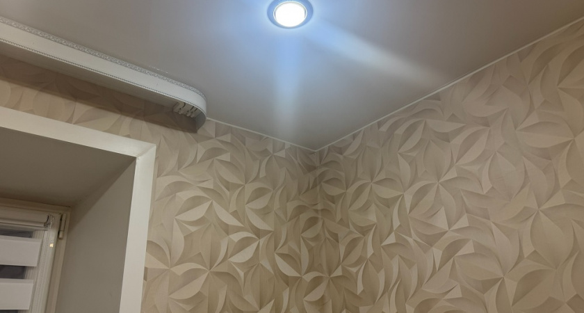 Как убрать налет с натяжного потолка: чем мыть, чтобы не повредить покрытие