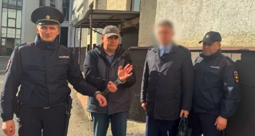 Суд оставил под стражей экс-мэра Наумова Д.В. и застройщиков Друговых