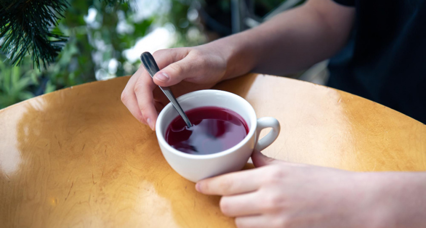 Чай с малиной, мёд и чеснок: врач раскрыла, полезны ли домашние средства от простуды на самом деле - вся правда