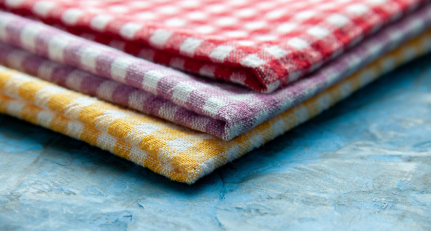 Больше не вывариваю старые кухонные полотенца: 2 ложки на таз — и они будут как новые 