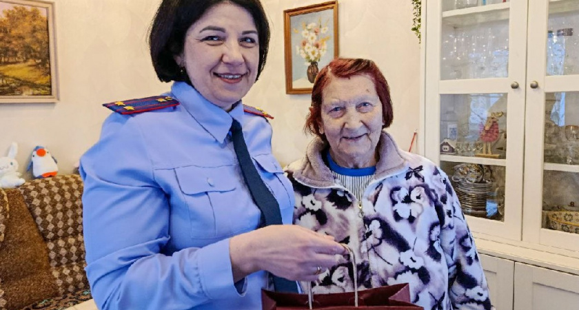 Владимирские следователи поздравили ветерана Великой Отечественной войны с Новым годом