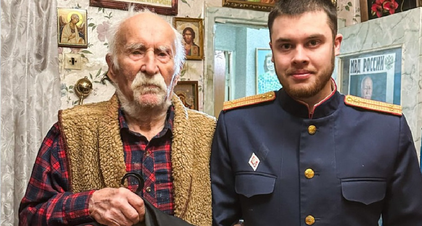 Следователи Владимирской области навестили участника Великой Отечественной войны