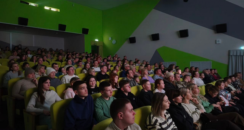 Обновленный Дом культуры в Первомайском собрал полный зал зрителей на кинопоказе