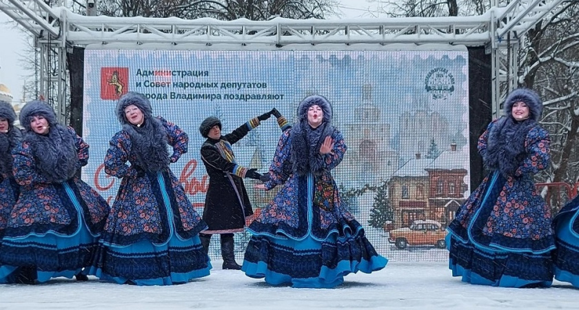 Новогодняя программа ансамбля «Сузорье» прошла на Соборной площади