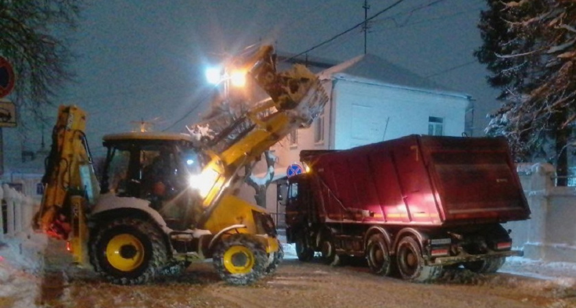 Во Владимире продолжают круглосуточный вывоз снега