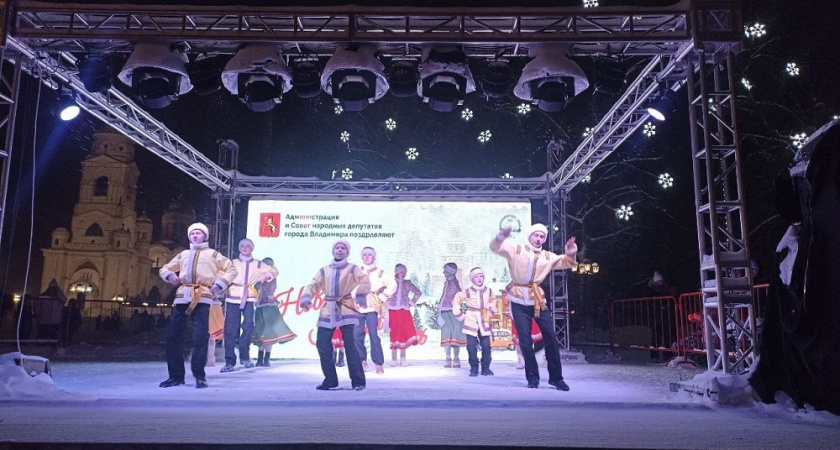 На Соборной площади проходят новогодние выступления детских хореографических коллективов