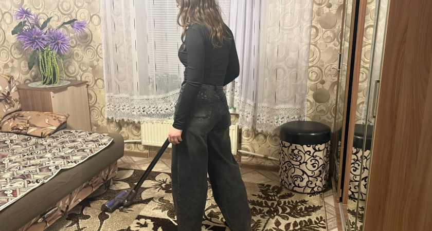 Бабушка научила надевать носок на пылесос во время уборки: вот как работает этот старый лайфхак 