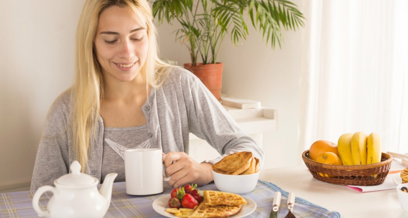 Ученые назвали идеальную замену кофе и чаю по утрам: улучшает кожу и пищеварение