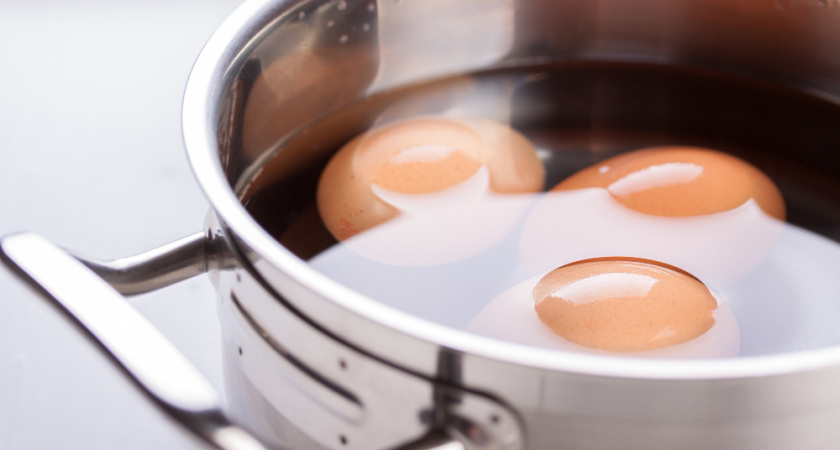 Раньше ненавидела чистить вареные яйца, а теперь скорлупа отваливается сама — помогает один кухонный лайфхак