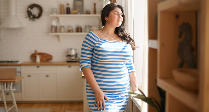 Как подбирать платья, если ваш вес 70+ кг: примеры удачных и неудачных образов