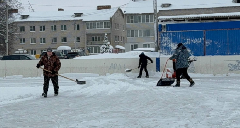 Жители Суздаля за два часа расчистили каток после снегопада
