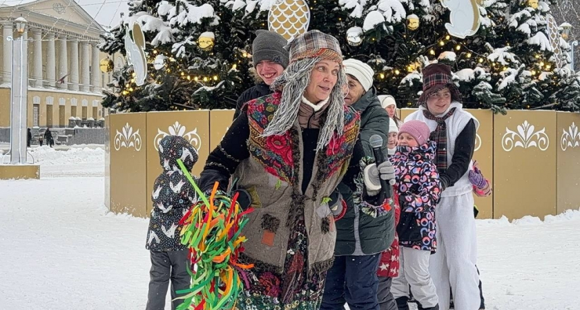 В центре Владимира прошло новогоднее уличное представление со сказочными героями