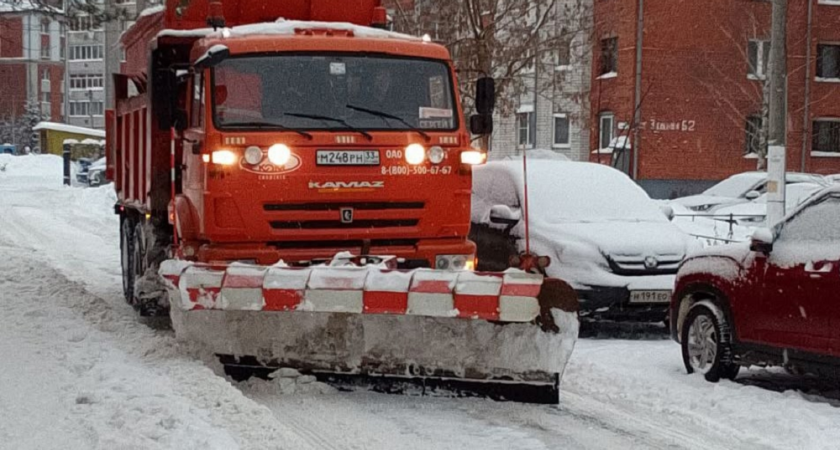 Дворы микрорайонов Владимира оказались завалены снегом