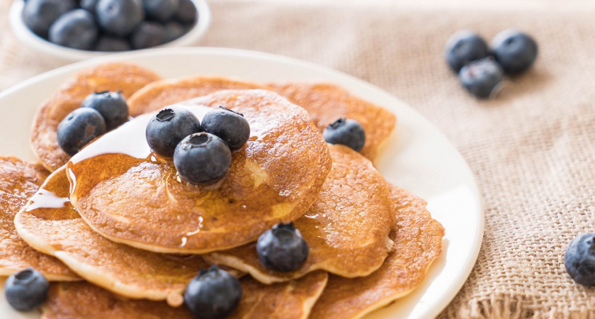 Надоели обычные оладьи? Этот рецепт с тыквой делает их сочными и по-другому вкусными