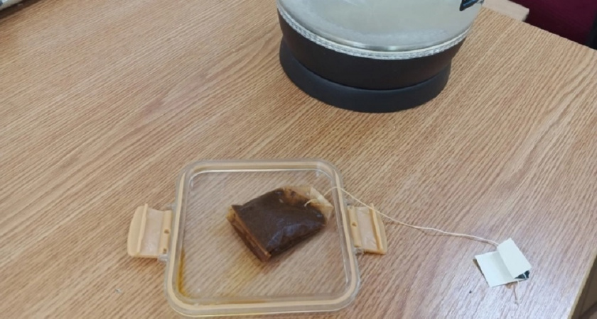 Чайные пакетики больше не выбрасываю: кидаю их в сковороду - и жир и нагар отлетают сами