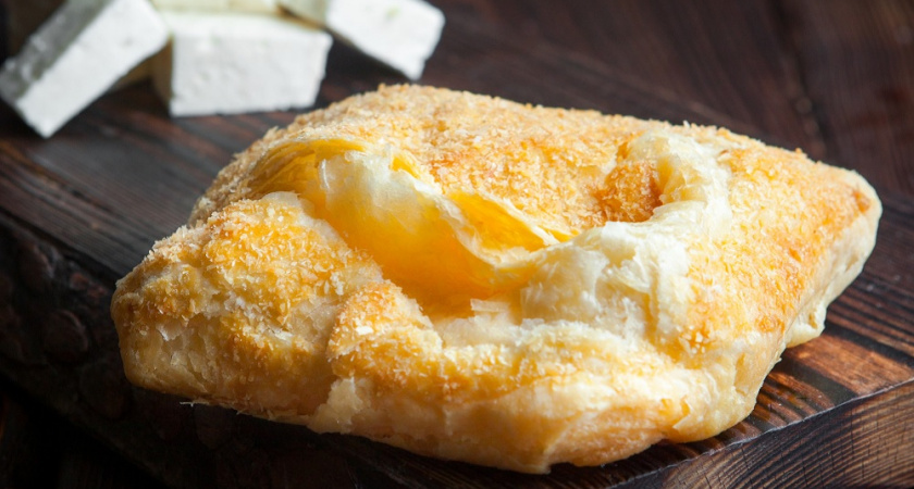 Беру слоеное тесто, сыр и колбаску — и через 20 минут на кухне настоящий кофе-брейк с ароматной выпечкой