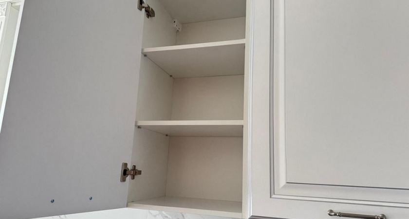 Положила прокладку в шкаф, где хранятся крупы.  Это не для аромата — трюк оказался полезнее, чем думала