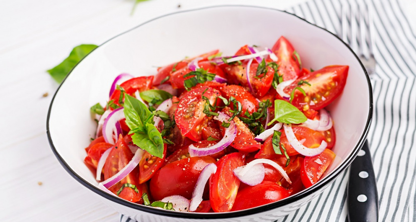 Соседка по даче угостила помидорной закуской, теперь готовлю её каждую неделю — не могу остановиться