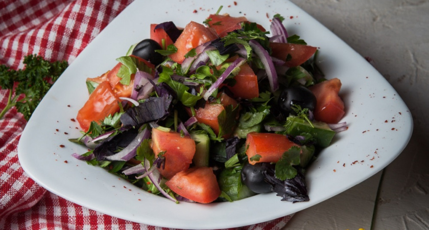 Больше не готовлю обычный салат с огурцами и помидорами - теперь он у меня с кавказским колоритом: рецепт привезла из Грузии