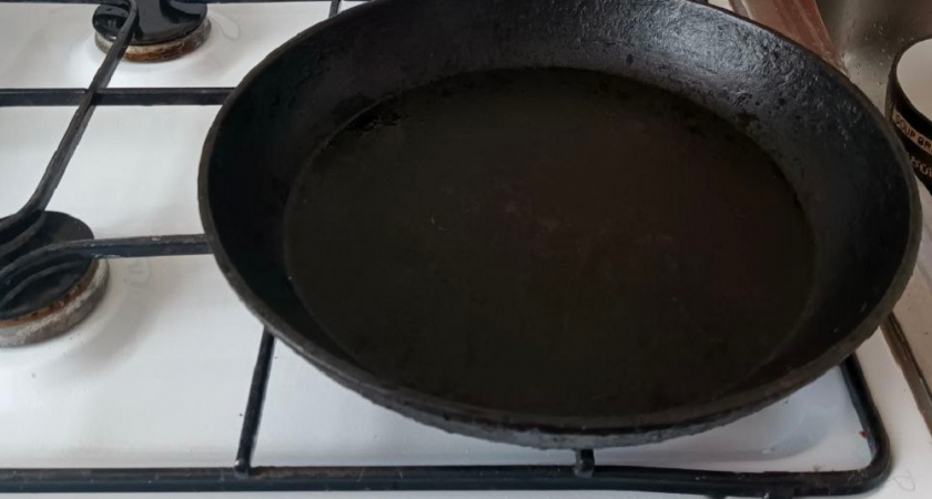 Почему на старых чугунных сковородках еда не пригорала: секрет наших бабушек