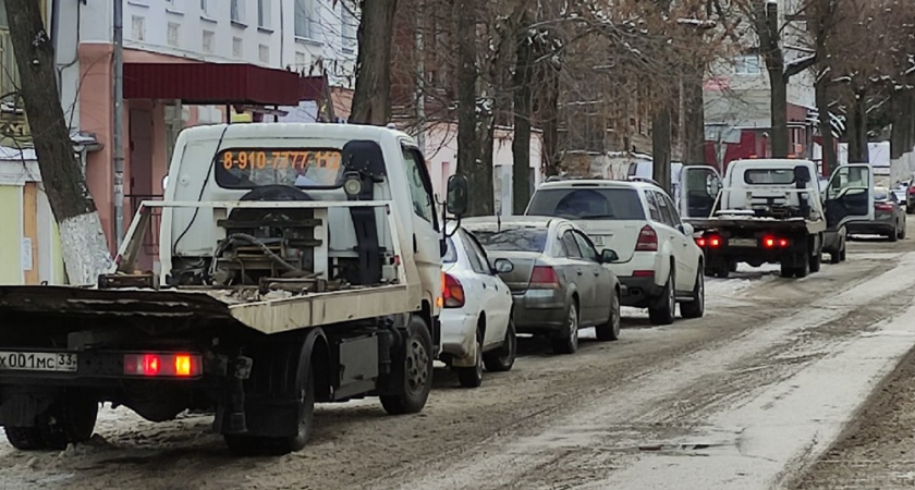Владимирским коммунальщикам дали право оттаскивать мешающие уборке снега машины