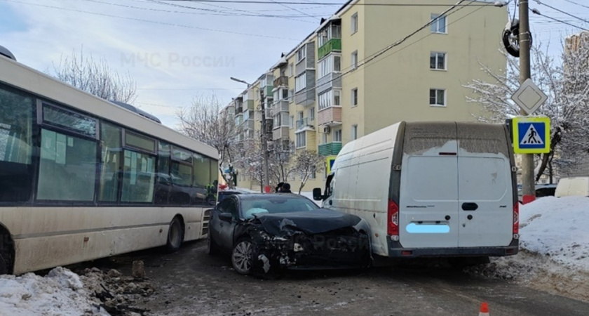 Семь пассажиров пострадали в столкновении автобуса с иномаркой в Муроме