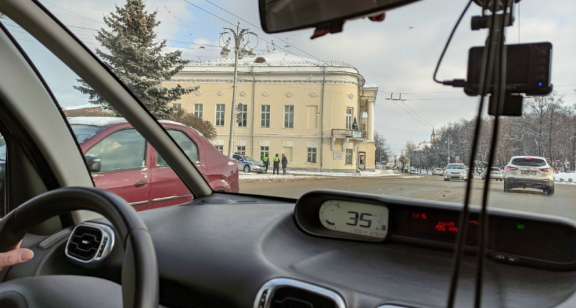 Наехал одним колесом на сплошную: лишат прав? Верховный суд дал чёткий ответ