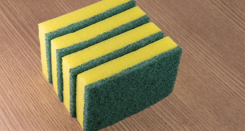 Почему в Финляндии хозяйки не используют губки для мытья посуды: вот чем они их заменяют 