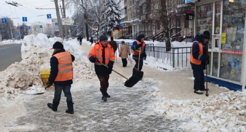 Во Владимире рабочие вручную расчищают остановки от плотного снега и наледи