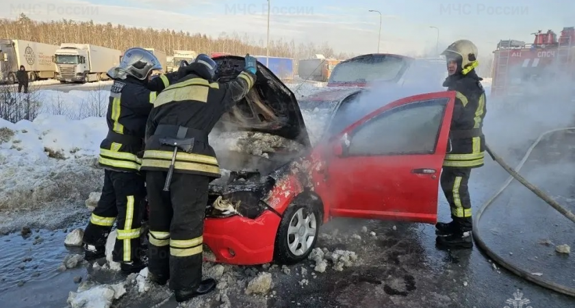 Во Владимире на трассе М-7 загорелся легковой автомобиль 