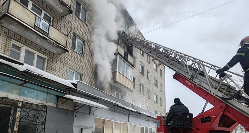 13 человек спасли на пожаре в александровской пятиэтажке