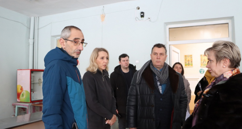 Общественники проверили ход капремонта в трех владимирских школах