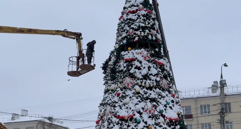 Во Владимире начали демонтировать новогодние елки