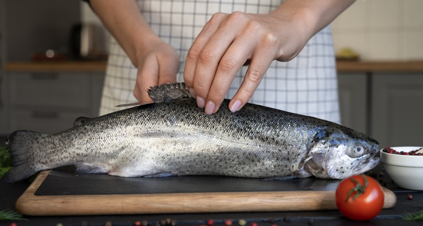 Чищу рыбу только так: не нужен ни нож, ни кипяток — всего 10 минут и даже кухня остаётся чистой 