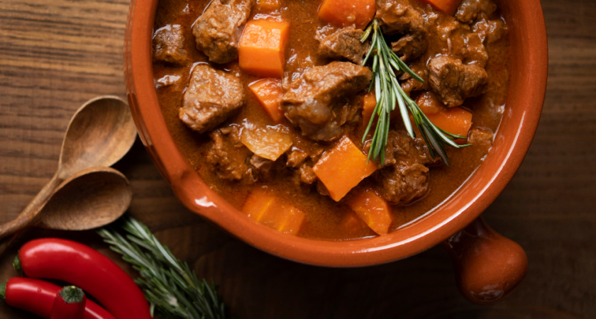 Как готовить гуляш, чтобы мясо таяло во рту: 5 ошибок, превращающих его в «резину»