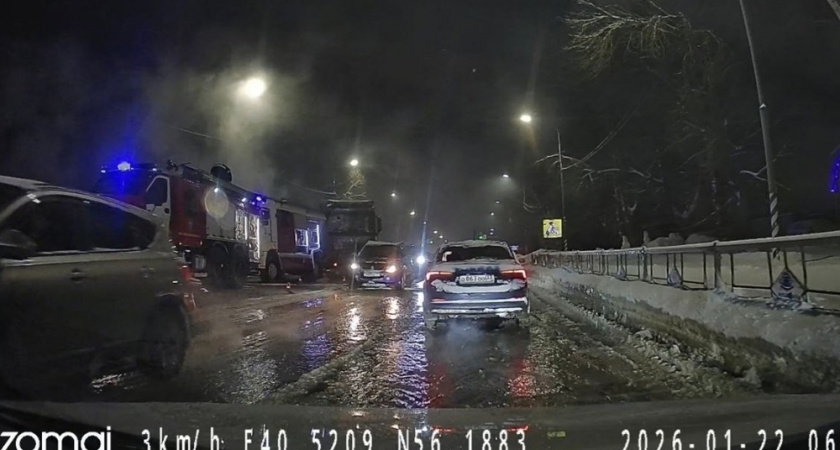 Фура врезалась в пожарную машину во время тушения дома в Боголюбове