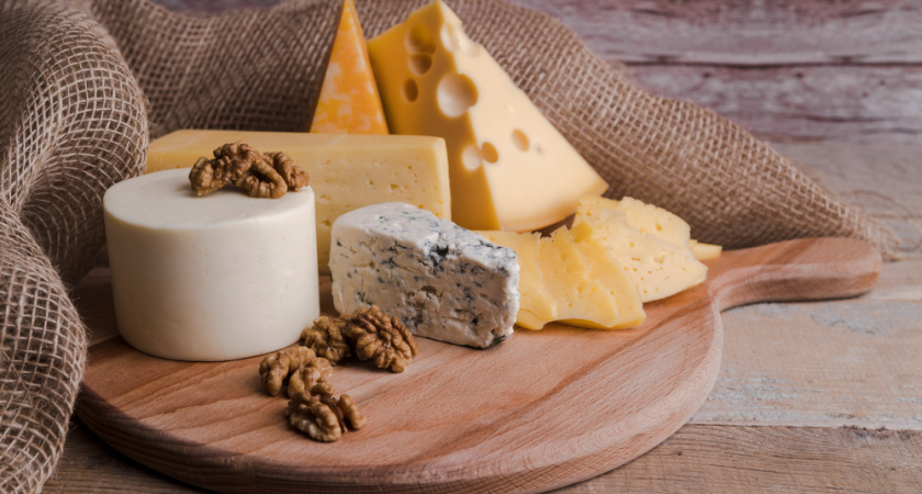 Храню сыр правильно — не плесневеет и не сохнет: 5 простых правил, чтобы он долго оставался мягким и вкусным