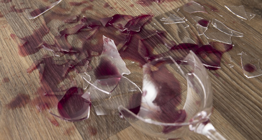 Как безопасно собрать разбитое стекло: гениальный лайфхак с хлебом